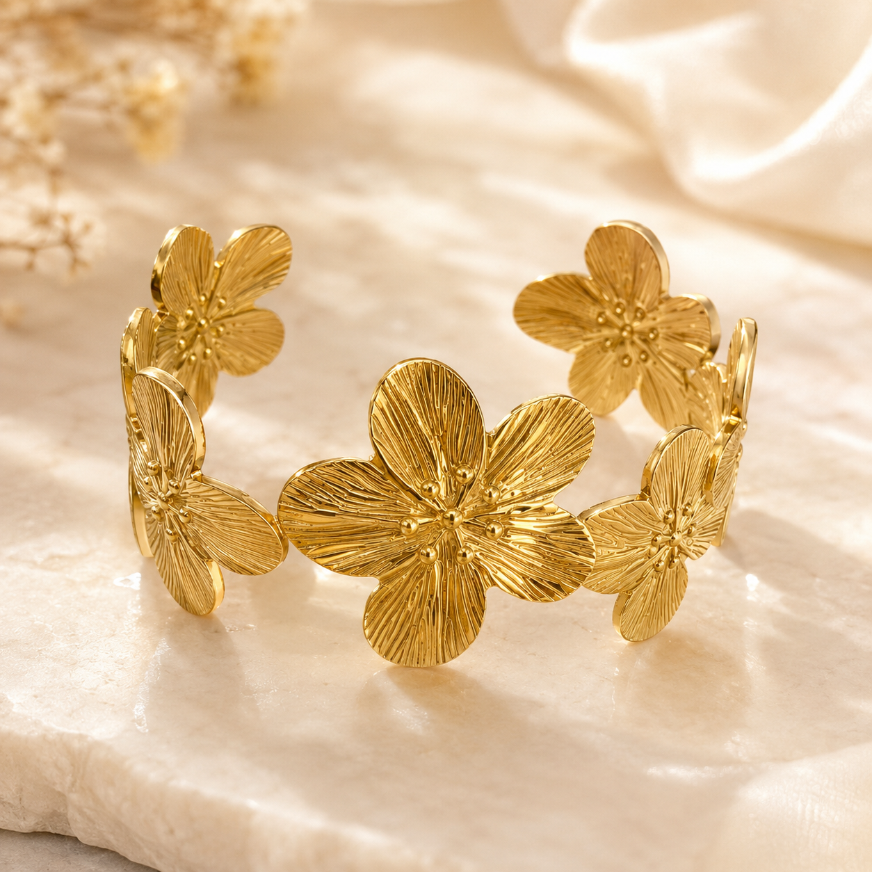 「XINXINIO」 花咲くゴールドブレスレット バングル 手元に咲く 金色の花 フラワーモチーフ