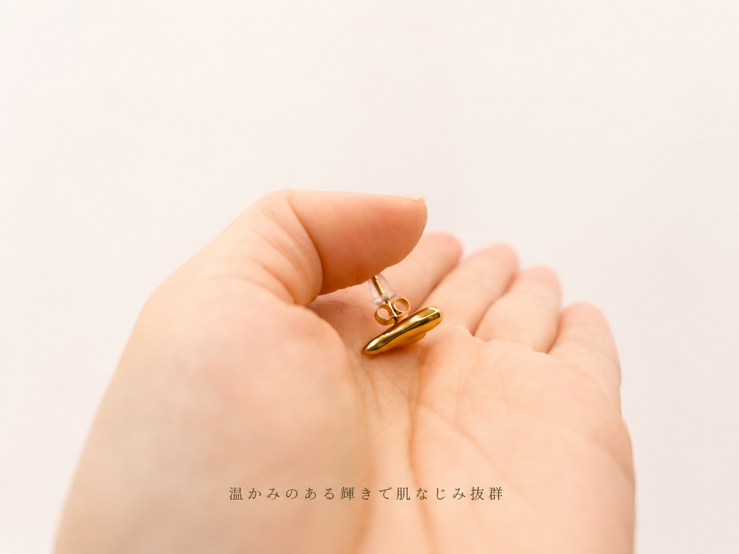 「XINXINIO」 ハートゴールドピアス - 可愛らしい 愛らしいハートモチーフ 心 チタン製 繊細なハートの形状が耳元で優しく輝き