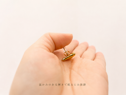 「XINXINIO」 ハートゴールドピアス - 可愛らしい 愛らしいハートモチーフ 心 チタン製 繊細なハートの形状が耳元で優しく輝き