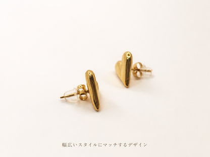 「XINXINIO」 ハートゴールドピアス - 可愛らしい 愛らしいハートモチーフ 心 チタン製 繊細なハートの形状が耳元で優しく輝き