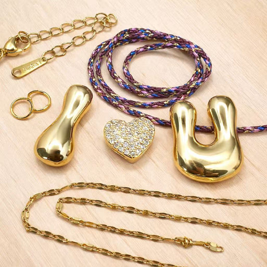 「I ❤ U」ゴールドペンダントネックレス ― 愛を伝えるジュエリー