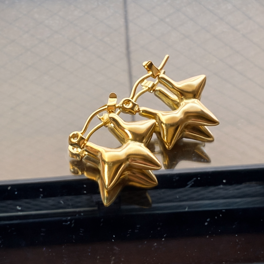 ゴールドバタフライピアス 蝶々モチーフ 揺れる華やかアクセサリー　デイリーからパーティーまで幅広く活躍