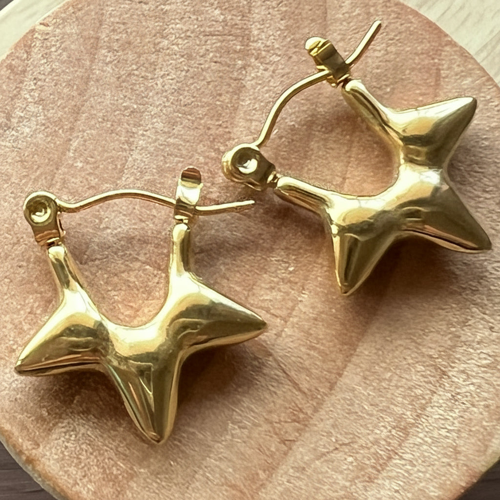 ゴールドバタフライピアス 蝶々モチーフ 揺れる華やかアクセサリー　デイリーからパーティーまで幅広く活躍