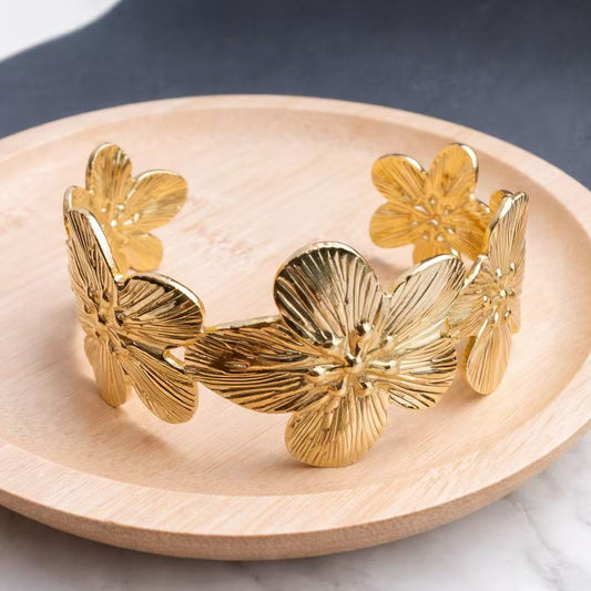 ゴールデンフラワーバングル  立体的な花モチーフ 大輪の花