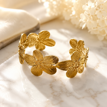 「XINXINIO」 花咲くゴールドブレスレット バングル 手元に咲く 金色の花 フラワーモチーフ