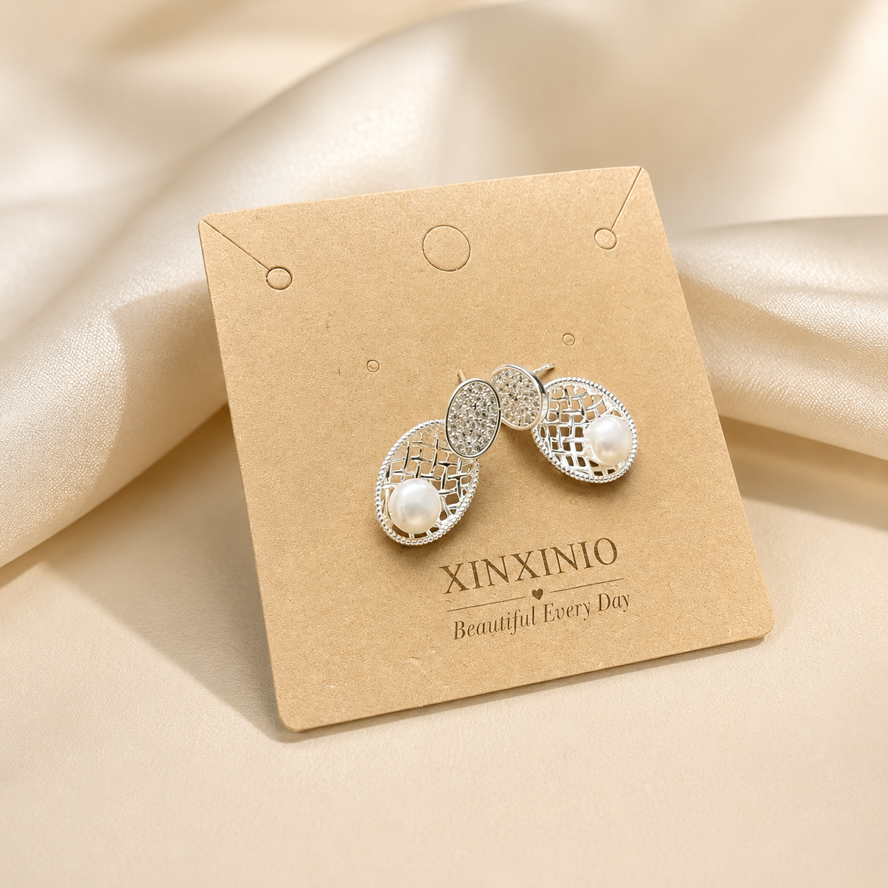 「XINXINIO」上品パール×きらめきストーンのオーバルピアス 大人可愛いシルバーデザイン 華やか オーバル パーティー 結婚式 プレゼント