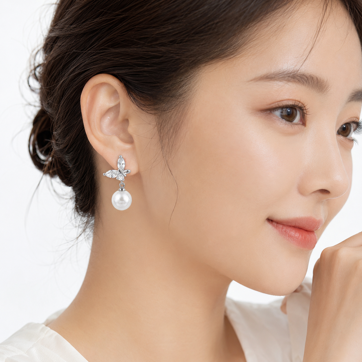 「XINXINIO」パール×ビジュー 蝶モチーフピアス S925シルバーポスト 真珠  レディース アクセサリー 淡水パール