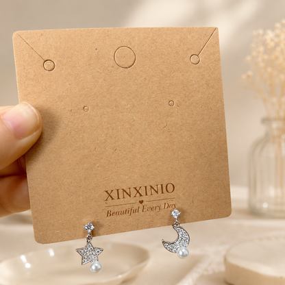 「XINXINIO」月と星のアシンメトリーイヤリング ピアス穴不要 上品パール付き 淡水パール プレゼントにもおすすめ
