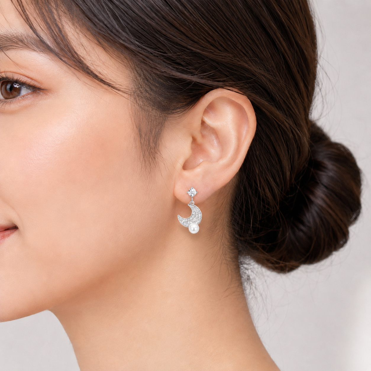 「XINXINIO」月と星のアシンメトリーピアス  上品パール付き 淡水パール プレゼントにもおすすめ 左右で異なる AB