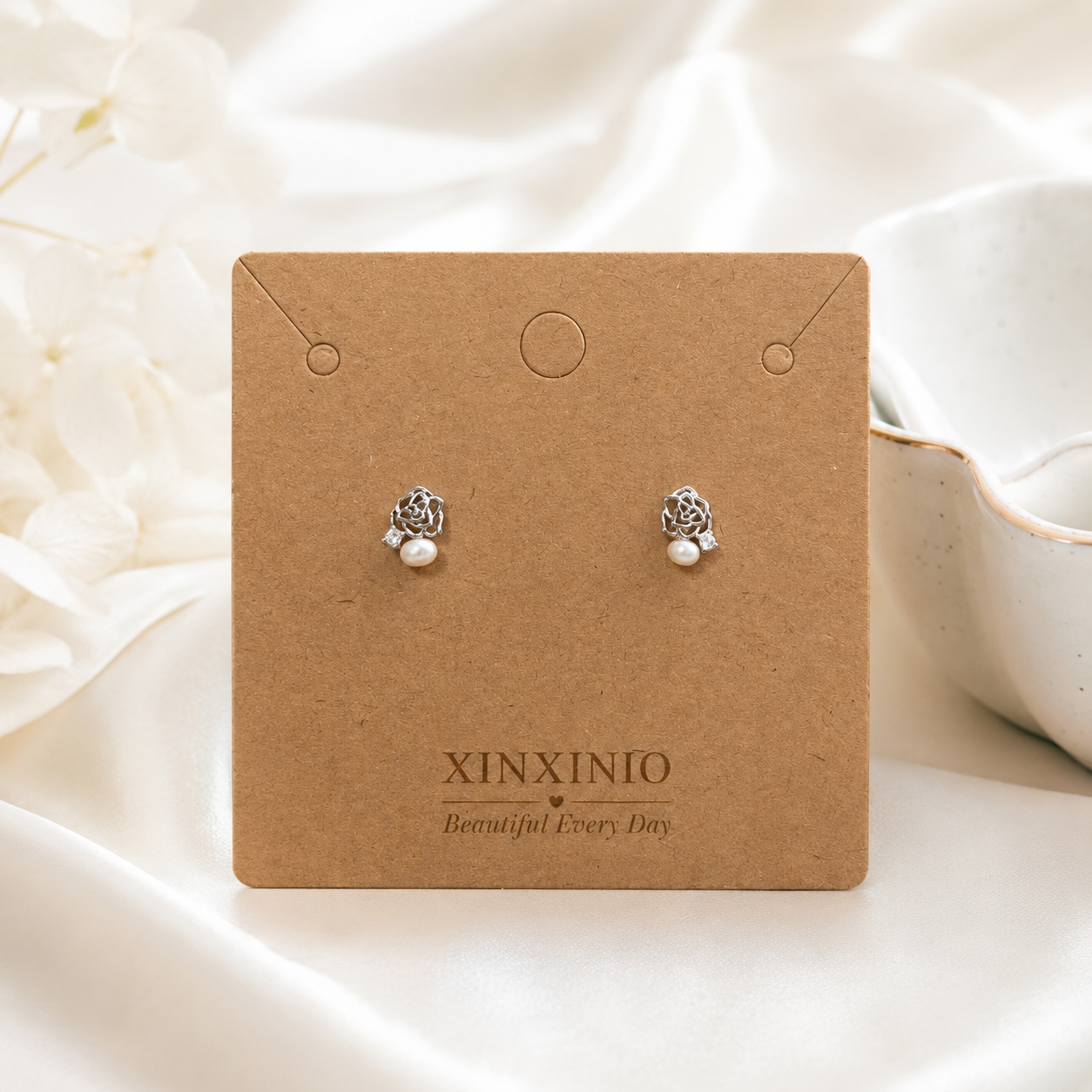 「XINXINIO」ローズモチーフ パール風ピアス 上品で可愛い小ぶりアクセサリー 普段使い、通勤、デート、女子会、プレゼント