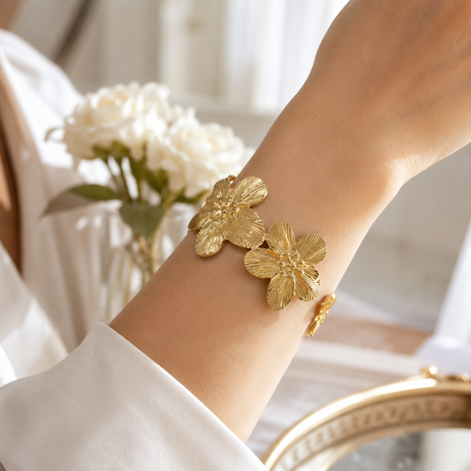 「XINXINIO」 花咲くゴールドブレスレット バングル 手元に咲く 金色の花 フラワーモチーフ
