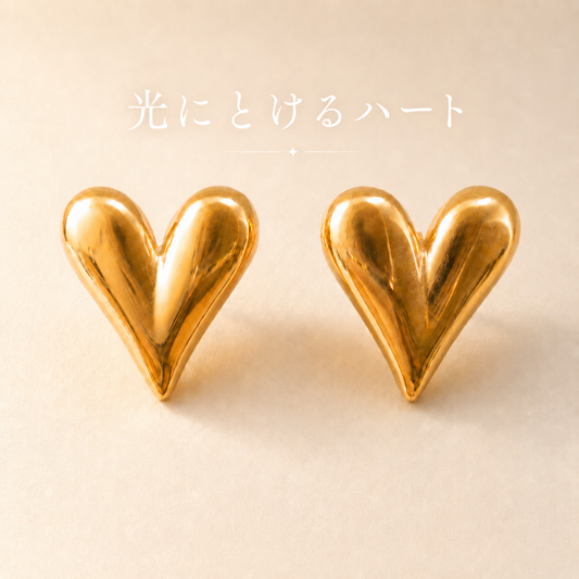 「XINXINIO」 ハートゴールドピアス - 可愛らしい 愛らしいハートモチーフ 心 チタン製 繊細なハートの形状が耳元で優しく輝き