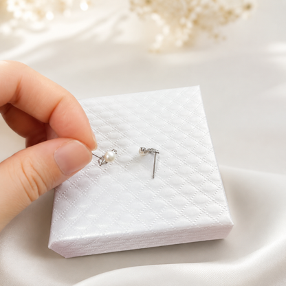 「XINXINIO」ローズモチーフ パール風ピアス 上品で可愛い小ぶりアクセサリー 普段使い、通勤、デート、女子会、プレゼント