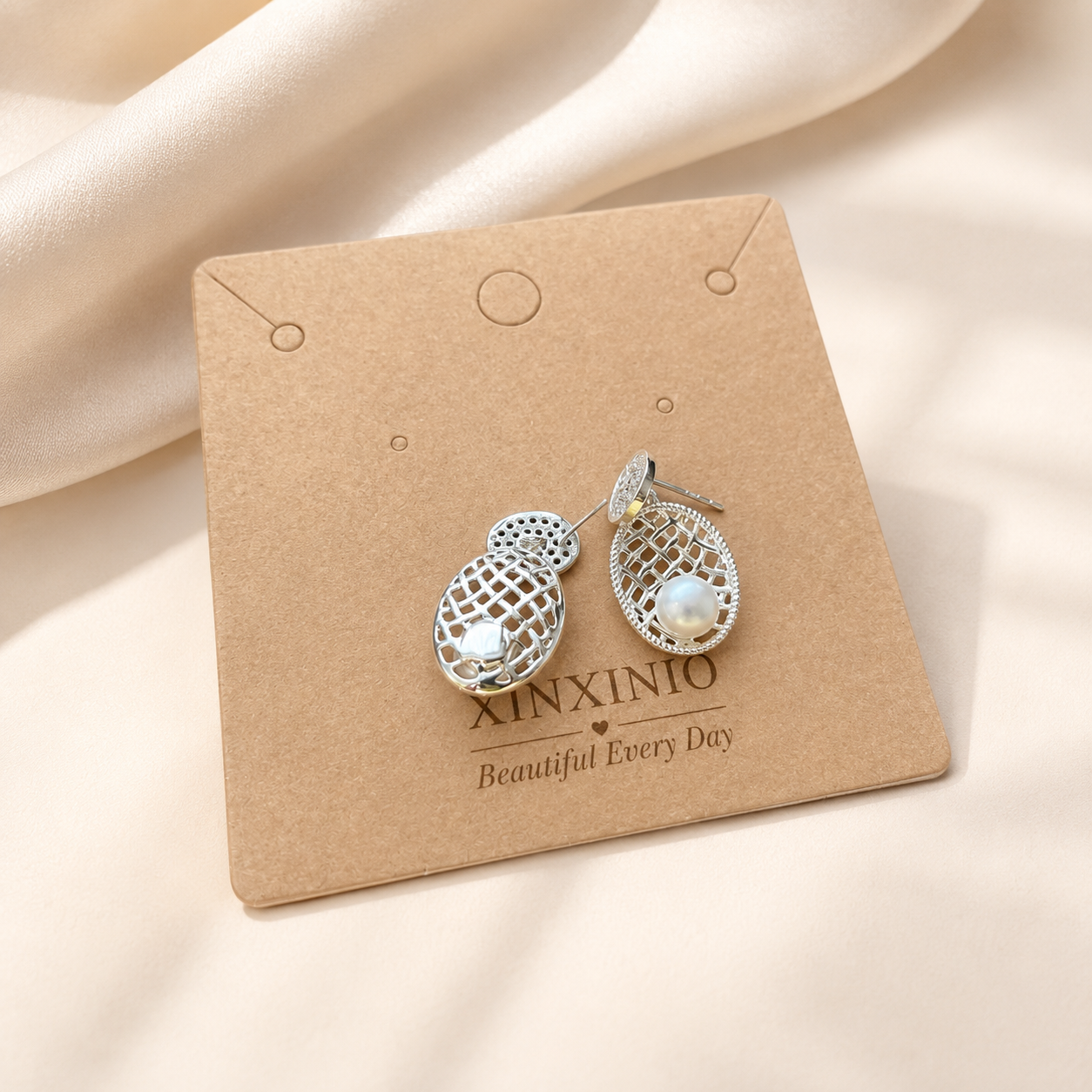「XINXINIO」上品パール×きらめきストーンのオーバルピアス 大人可愛いシルバーデザイン 華やか オーバル パーティー 結婚式 プレゼント