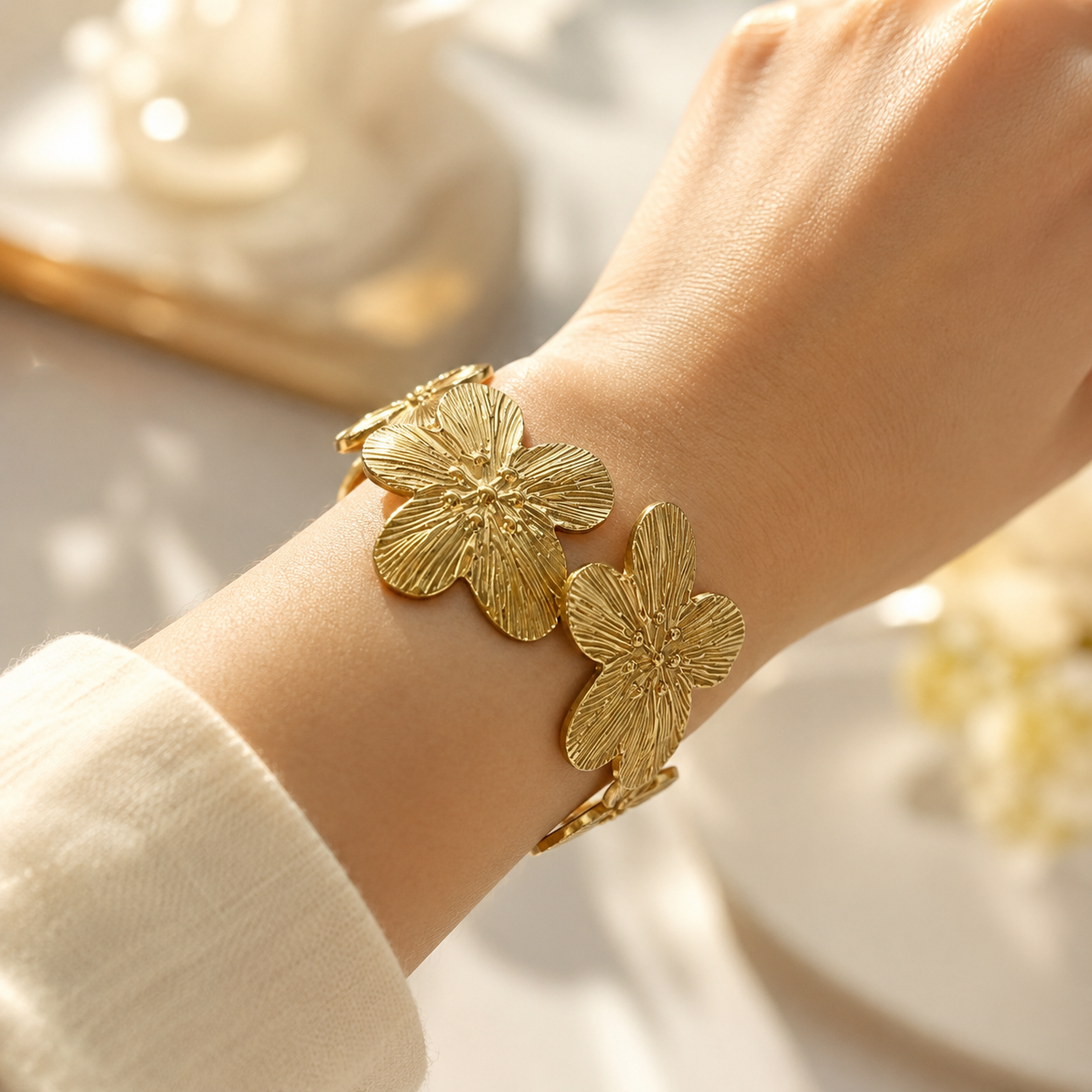 「XINXINIO」 花咲くゴールドブレスレット バングル 手元に咲く 金色の花 フラワーモチーフ