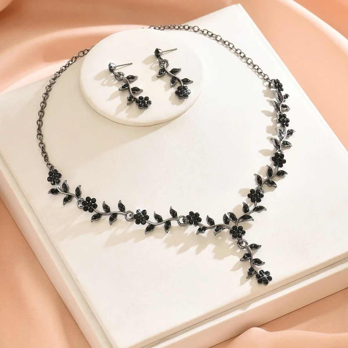 エレガントな花柄デザインのジュエリーセット、パーティー用のファッションジュエリー、日常の服装の装飾、トレンディでどんな服装にも合う絶妙なジュエリー