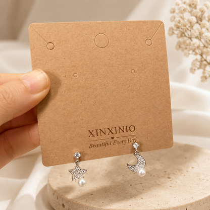 「XINXINIO」月と星のアシンメトリーイヤリング ピアス穴不要 上品パール付き 淡水パール プレゼントにもおすすめ
