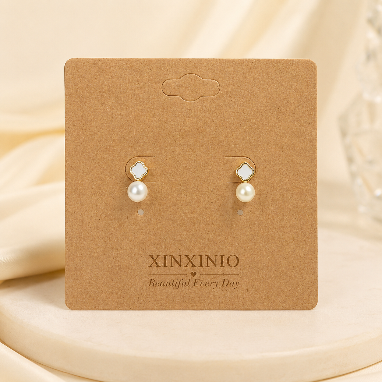 「XINXINIO」上品なパールが揺れる フラワーモチーフピアス 小ぶり・きれいめ・大人可愛い 通勤 デート 普段使い 耳飾り