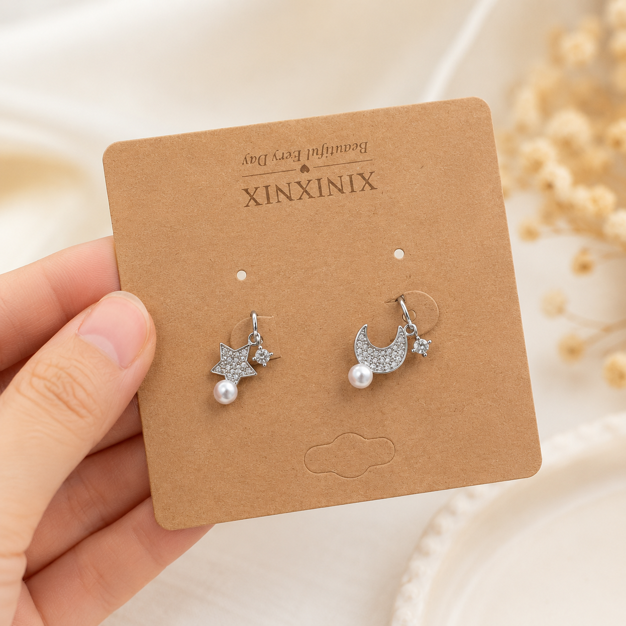 「XINXINIO」月と星のアシンメトリーイヤリング ピアス穴不要 上品パール付き 淡水パール プレゼントにもおすすめ
