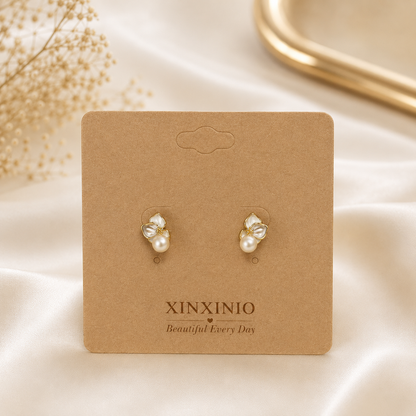 「XINXINIO」耳元に、やさしく咲く小さな花 パールの艶めきで、毎日をもっと上品に フラワーモチーフ パールピアス 可愛い小ぶりアクセサリー