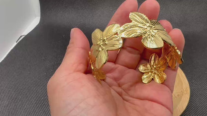 ゴールデンフラワーバングル  立体的な花モチーフ 大輪の花