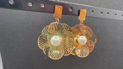 パールフラワーピアス ゴールド花弁イヤリング 立体 柔ら